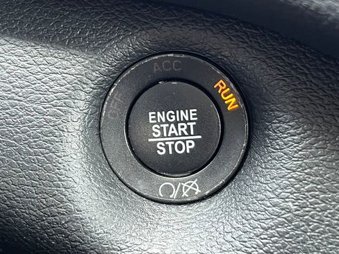 Used 2019 Jeep Cherokee Latitude Plus w/ Cold Weather Group AWD/4WD image 31