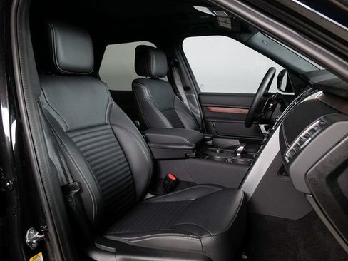 Used 2025 Land Rover Discovery Dynamic SE AWD/4WD image 3
