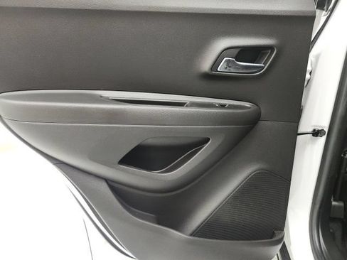 Used 2019 Chevrolet Trax LT w/ LT Convenience Package FWD image 9