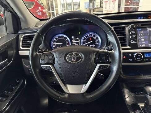 Used 2019 Toyota Highlander SE FWD image 14