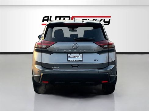 Used 2024 Nissan Rogue SV image 6
