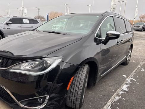 Used 2019 Chrysler Pacifica Limited image 1