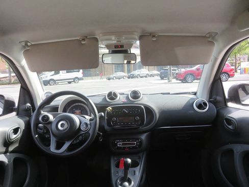 Used 2016 smart fortwo passion RWD image 13