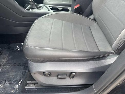 Used 2024 Volkswagen Taos SE FWD image 20