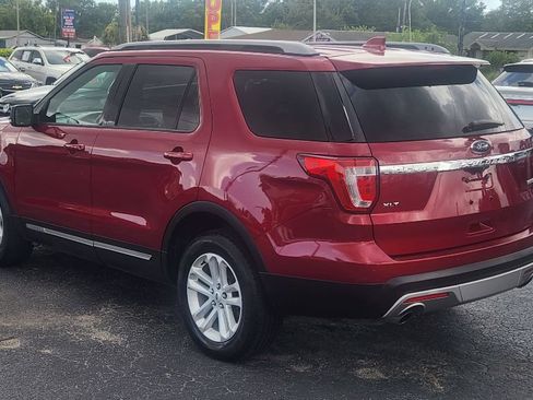 Used 2017 Ford Explorer XLT w/ Equipment Group 202A FWD image 4