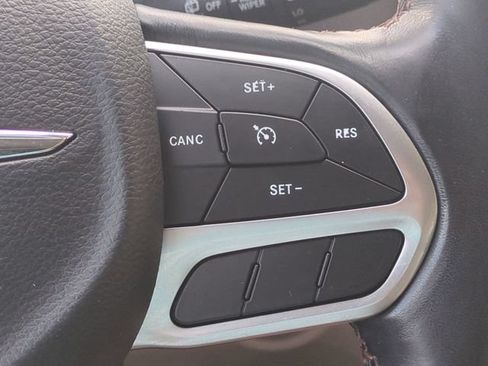 Used 2019 Chrysler Pacifica Touring-L w/ Tire & Wheel Group FWD image 20