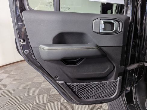 Used 2023 Jeep Gladiator Overland AWD/4WD image 42