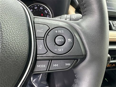 Used 2022 Toyota RAV4 XLE Premium image 28