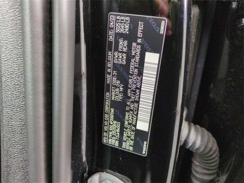 Used 2023 Volvo XC40 B5 Plus image 32