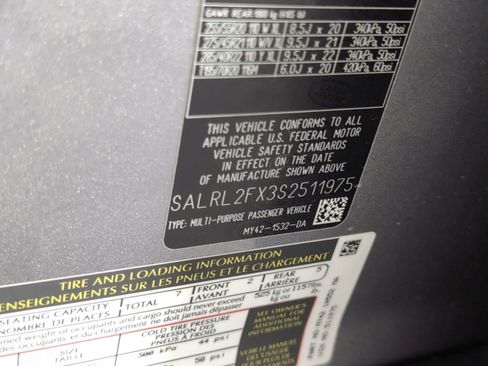 Certified 2025 Land Rover Discovery Dynamic SE image 16