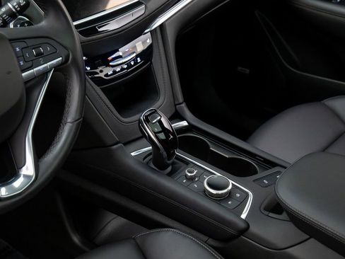 Used 2025 Cadillac XT6 Luxury image 11