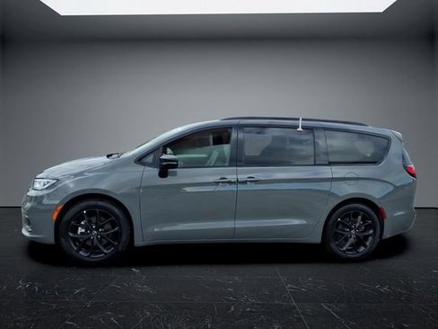 Used 2025 Chrysler Pacifica Limited FWD image 7