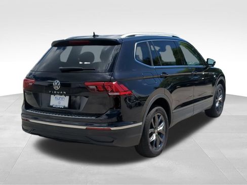 Certified 2023 Volkswagen Tiguan SE w/ Panoramic Sunroof Package FWD image 3