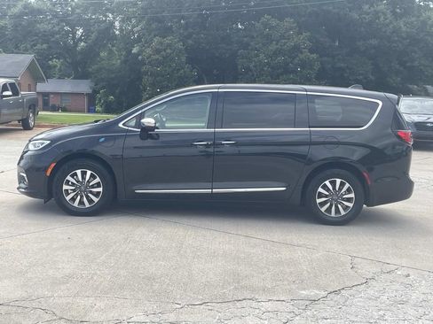 Used 2023 Chrysler Pacifica Limited FWD image 2