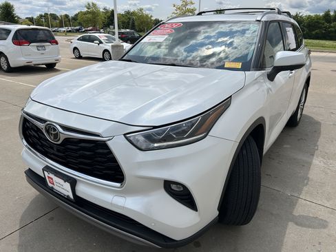 Certified 2024 Toyota Highlander Platinum AWD/4WD image 3