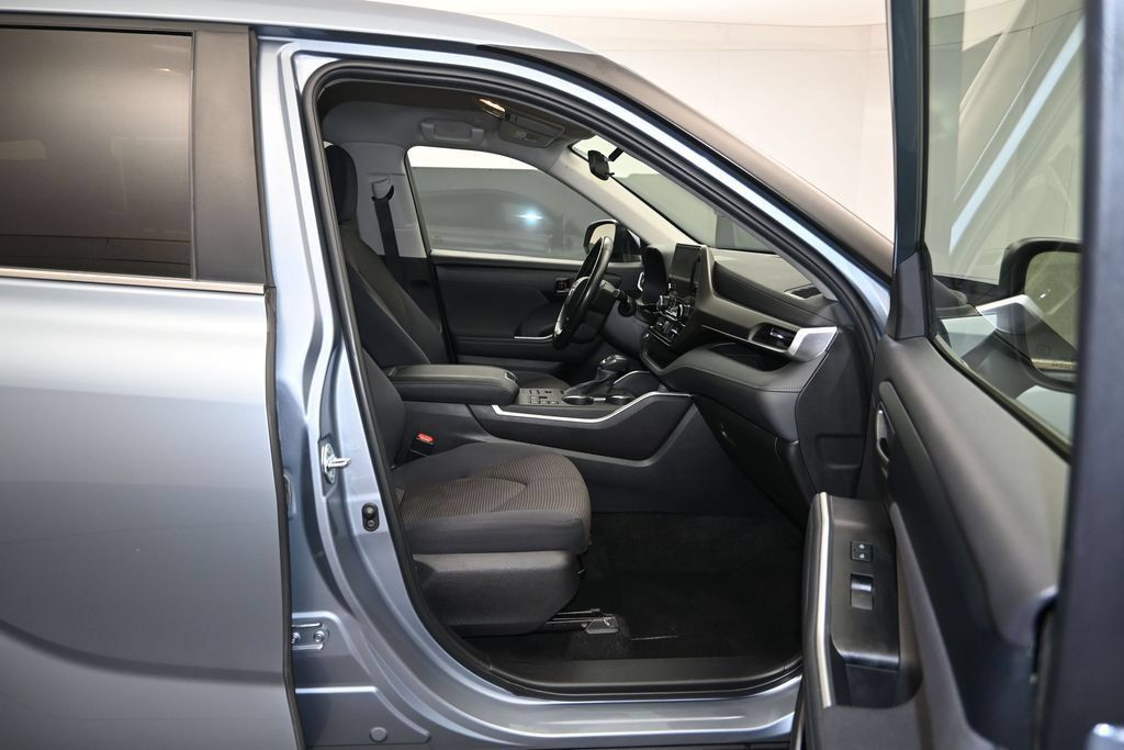 Used 2023 Toyota Highlander LE AWD/4WD image 26