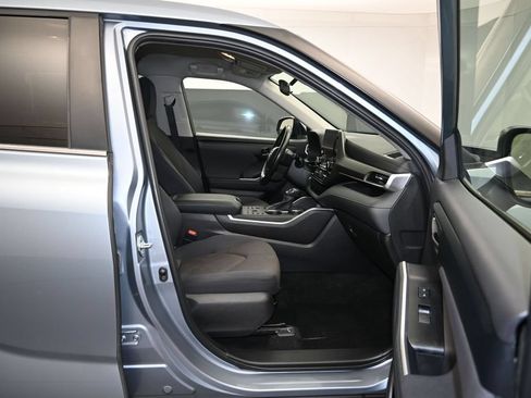 Used 2023 Toyota Highlander LE AWD/4WD image 26