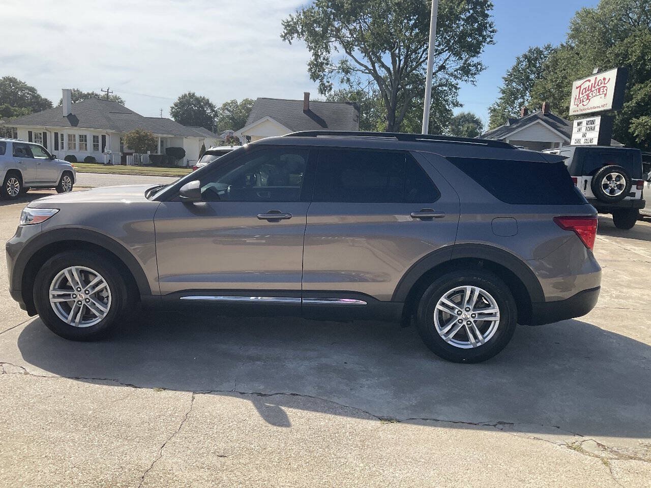Used 2021 Ford Explorer XLT w/ Equipment Group 202A RWD image 6