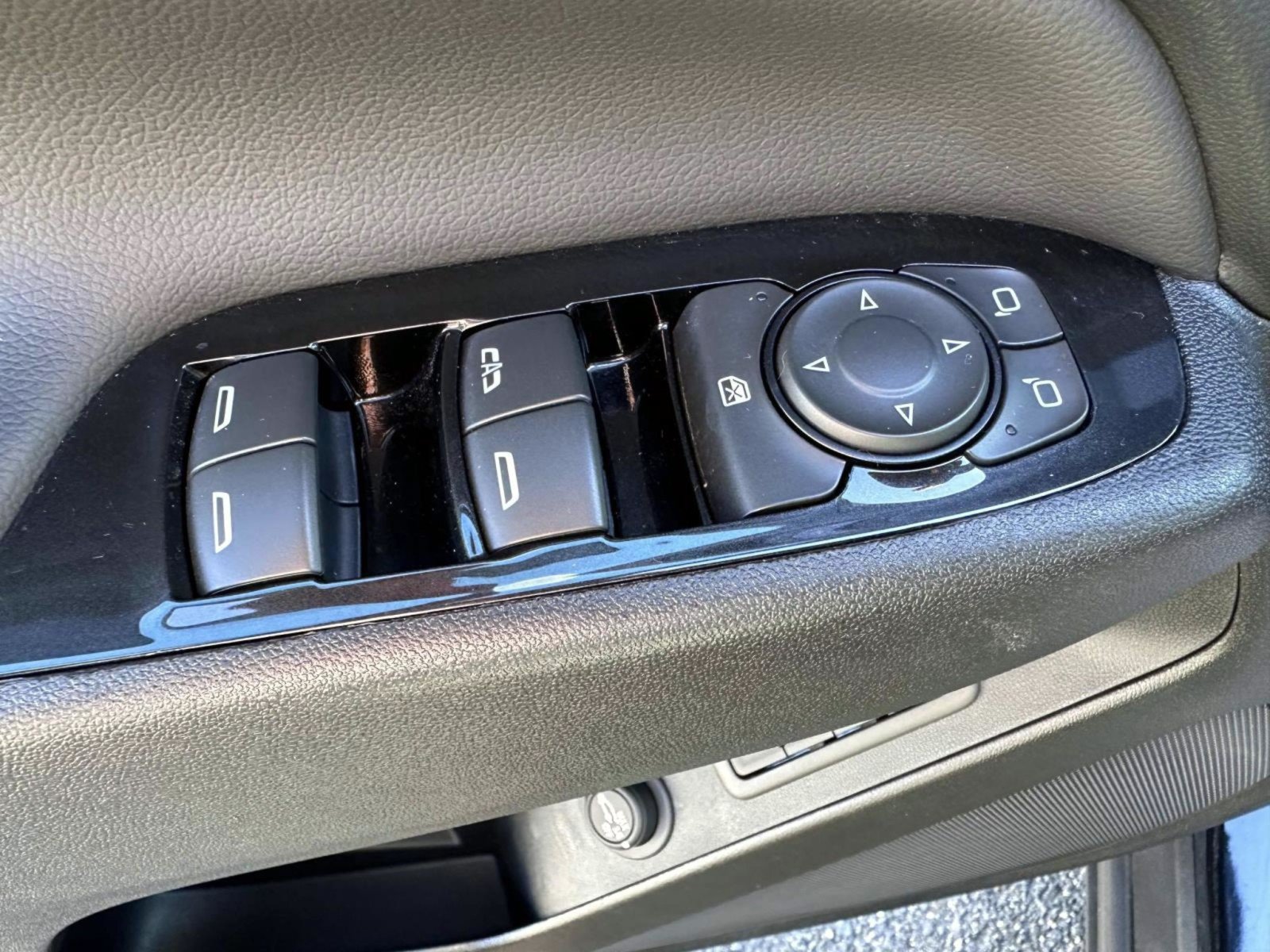 Used 2024 Chevrolet Equinox Premier AWD/4WD image 10
