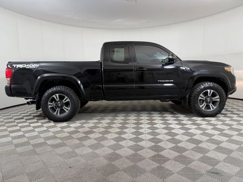 Used 2017 Toyota Tacoma TRD Sport w/ Tow Package (A/T) AWD/4WD image 8