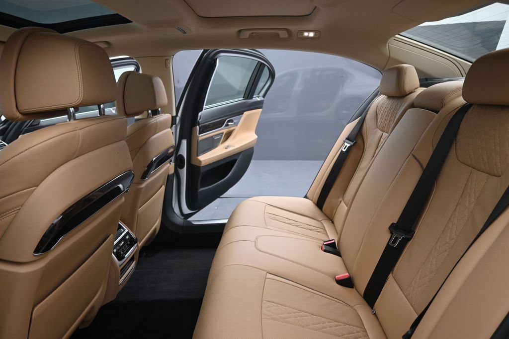 Used 2019 BMW 750i w/ Executive Package RWD image 30