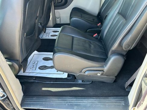 Used 2014 Chrysler Town & Country Touring-L w/ Driver Convenience Group image 9
