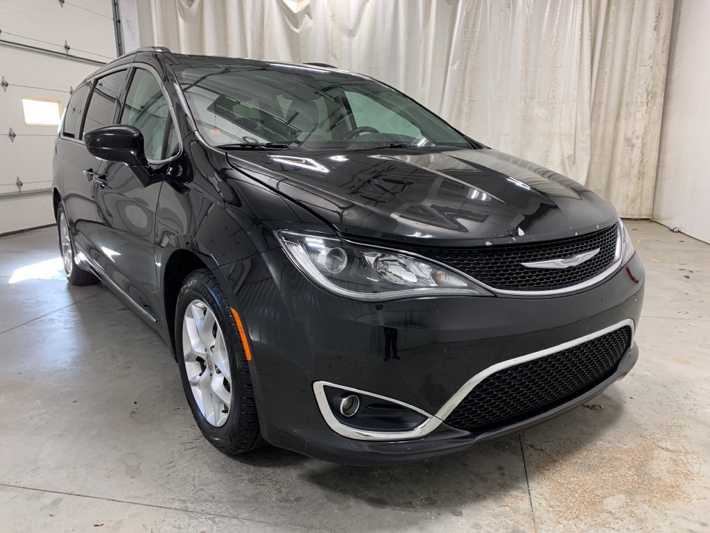 Used 2017 Chrysler Pacifica Touring-L Plus w/ Tire & Wheel Group FWD image 13