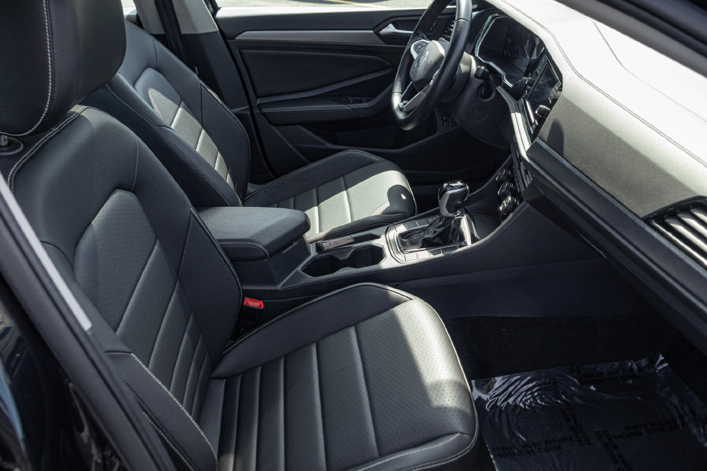 Certified 2024 Volkswagen Jetta SE FWD image 32