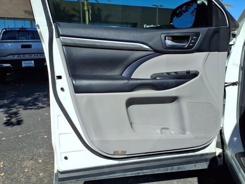 Used 2018 Toyota Highlander AWD V6 image 19