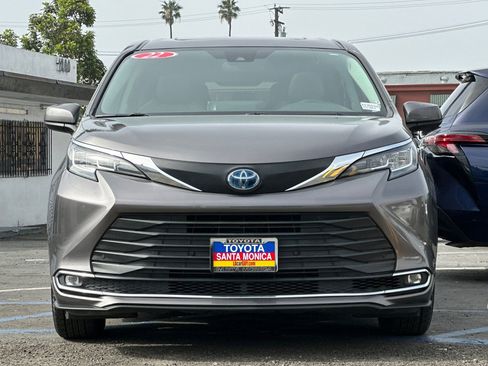 Used 2022 Toyota Sienna XLE image 9