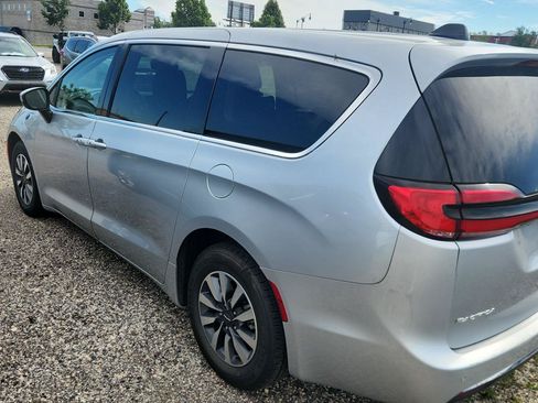 Used 2023 Chrysler Pacifica Touring-L FWD image 5