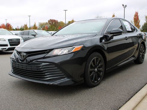 Used 2020 Toyota Camry LE image 3