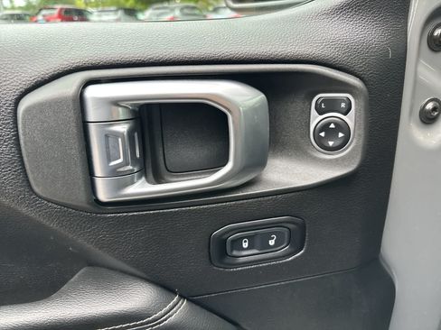 Used 2019 Jeep Wrangler Unlimited Sahara AWD/4WD image 11