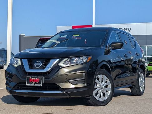 Used 2017 Nissan Rogue S image 2