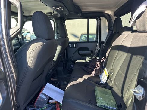 Used 2022 Jeep Gladiator Sport image 15
