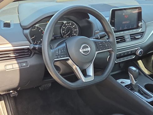 Used 2025 Nissan Altima 2.5 SV FWD image 10