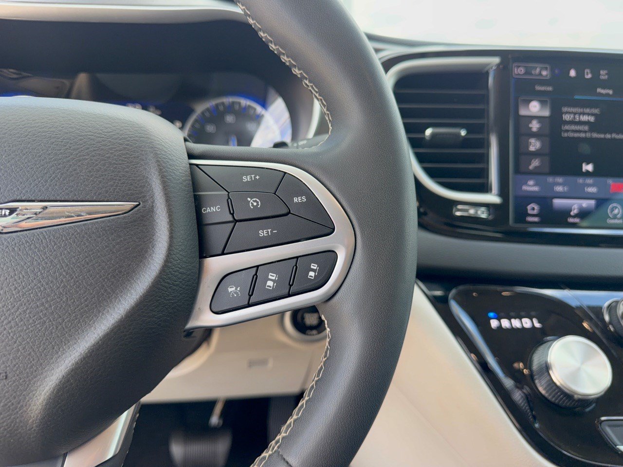 Used 2024 Chrysler Pacifica Touring-L FWD image 19