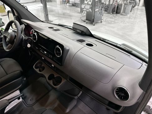 Used 2025 Mercedes-Benz Sprinter 2500 image 24