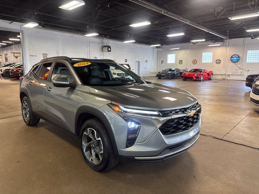 Used 2024 Chevrolet Trax LT w/ Driver Confidence Package FWD image 4