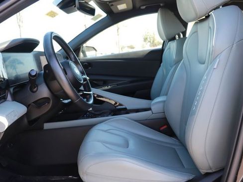 Used 2025 Hyundai Elantra Limited image 11