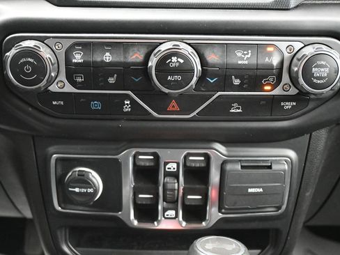 Used 2022 Jeep Wrangler Unlimited Sahara w/ Cold Weather Group AWD/4WD image 19