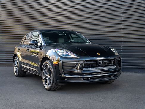 Used 2025 Porsche Macan image 25