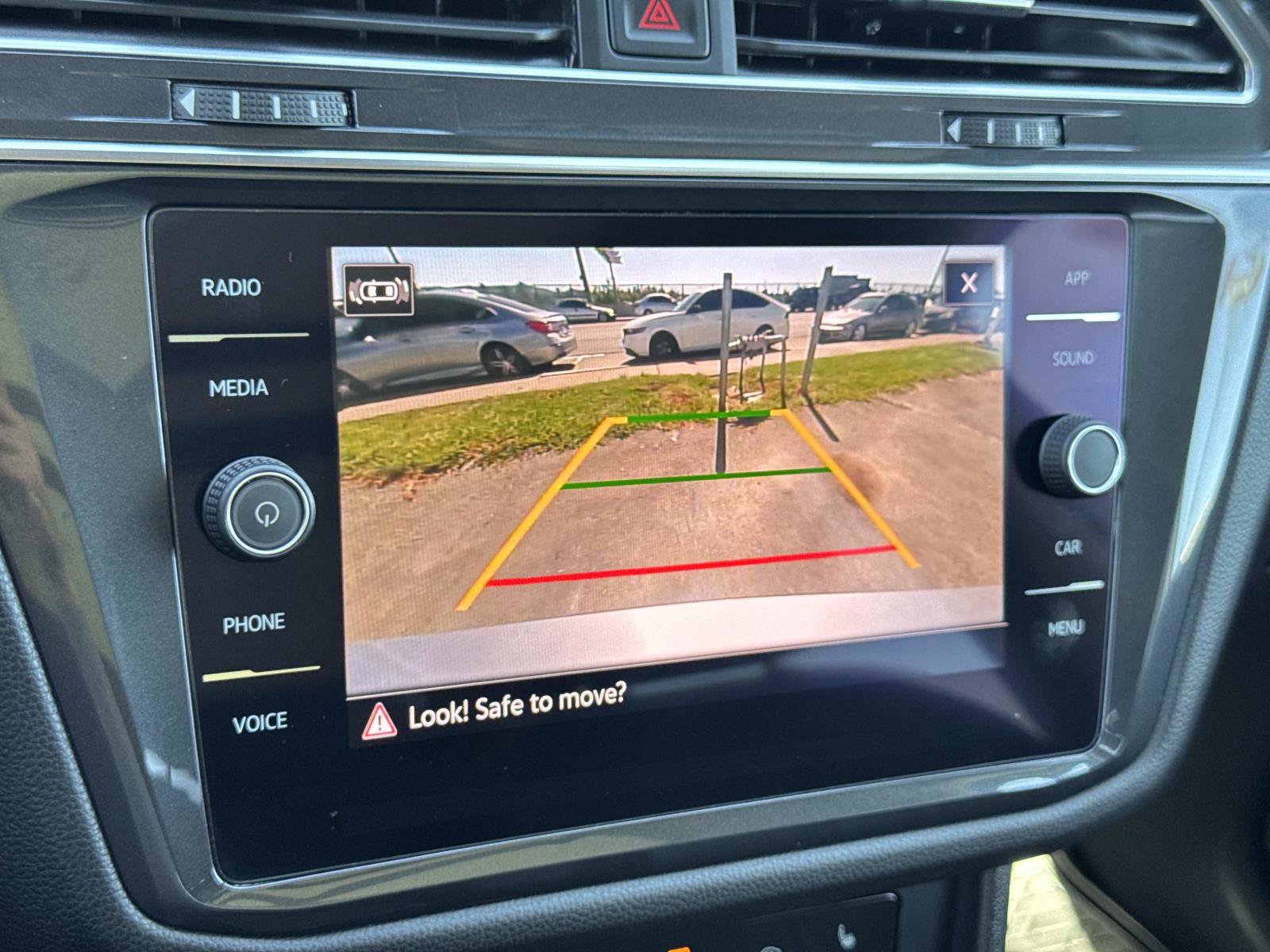 Certified 2022 Volkswagen Tiguan SE w/ Panoramic Sunroof Package FWD image 19