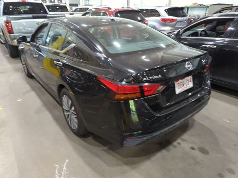 Used 2025 Nissan Altima 2.5 SV FWD image 2