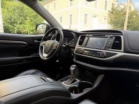 Used 2019 Toyota Highlander SE AWD/4WD image 15