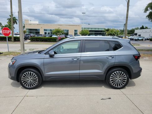 Certified 2025 Volkswagen Taos SE FWD image 8