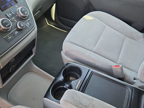 Used 2020 Toyota Sienna LE w/ Carpet Mat Package FWD image 14