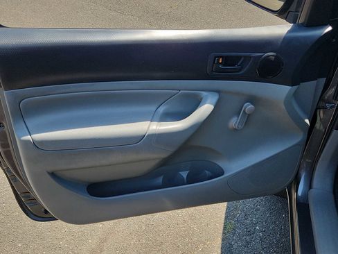 Used 2014 Toyota Tacoma 2WD Regular Cab image 11
