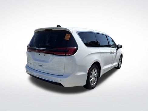 Used 2024 Chrysler Pacifica Touring-L FWD image 15