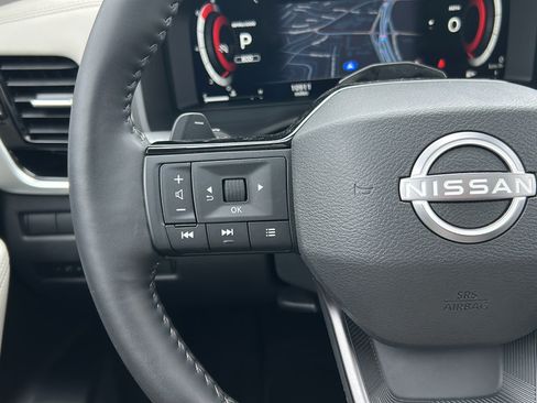 Used 2025 Nissan Rogue SL w/ Tech Package FWD image 14